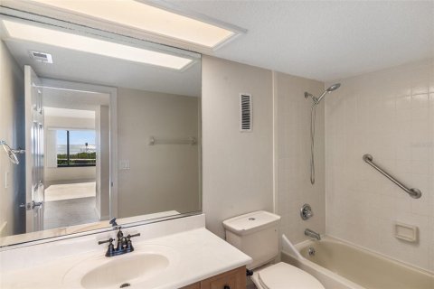 Condo in Ormond Beach, Florida, 2 bedrooms № 2219528 - photo 19