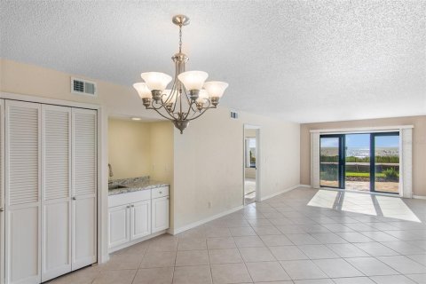 Condo in Ormond Beach, Florida, 2 bedrooms № 2219528 - photo 9