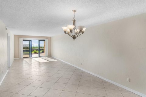 Condo in Ormond Beach, Florida, 2 bedrooms № 2219528 - photo 5