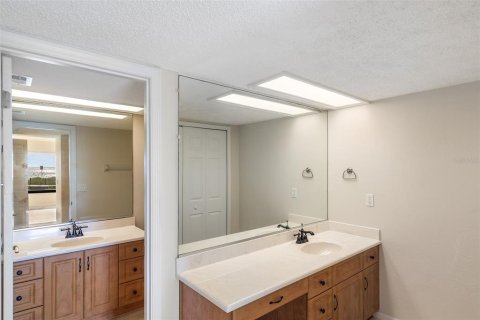 Condo in Ormond Beach, Florida, 2 bedrooms № 2219528 - photo 17
