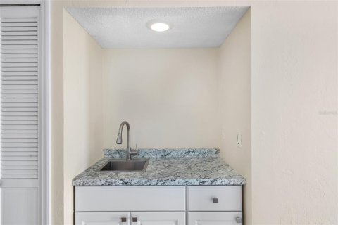 Condo in Ormond Beach, Florida, 2 bedrooms № 2219528 - photo 11