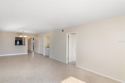 Condo in Ormond Beach, Florida, 2 bedrooms № 2219528 - photo 12