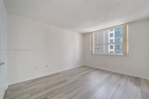 Condo in Miami, Florida, 3 bedrooms  № 2053007 - photo 10