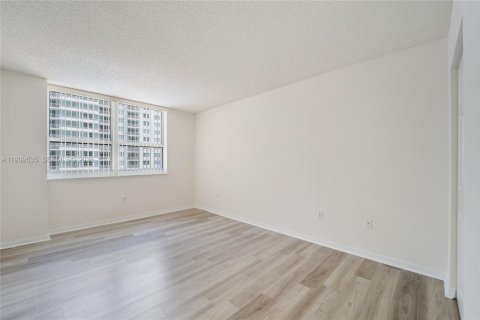Condo in Miami, Florida, 3 bedrooms  № 2053007 - photo 9
