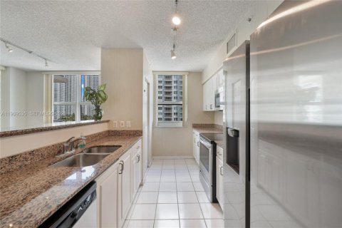 Condo in Miami, Florida, 3 bedrooms  № 2053007 - photo 2