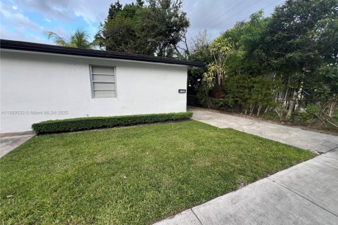 House in Miami, Florida 2 bedrooms, 67.82 sq.m. № 1938626 - photo 12