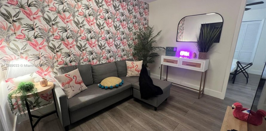 House in Miami, Florida 2 bedrooms, 67.82 sq.m. № 1938626