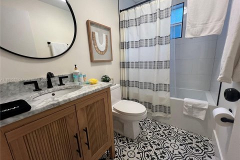 House in Miami, Florida 2 bedrooms, 67.82 sq.m. № 1938626 - photo 3