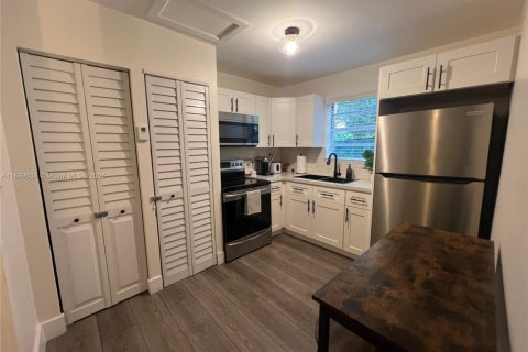 House in Miami, Florida 2 bedrooms, 67.82 sq.m. № 1938626 - photo 2