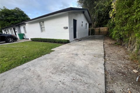House in Miami, Florida 2 bedrooms, 67.82 sq.m. № 1938626 - photo 4
