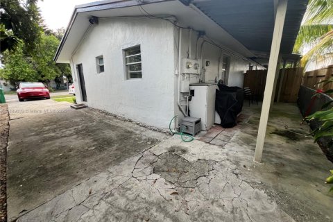 House in Miami, Florida 2 bedrooms, 67.82 sq.m. № 1938626 - photo 14