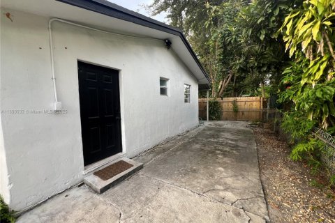 House in Miami, Florida 2 bedrooms, 67.82 sq.m. № 1938626 - photo 13