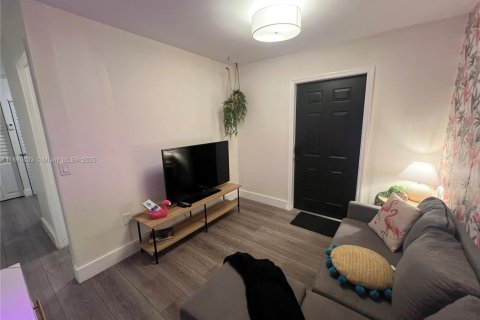 House in Miami, Florida 2 bedrooms, 67.82 sq.m. № 1938626 - photo 7