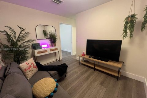 House in Miami, Florida 2 bedrooms, 67.82 sq.m. № 1938626 - photo 6