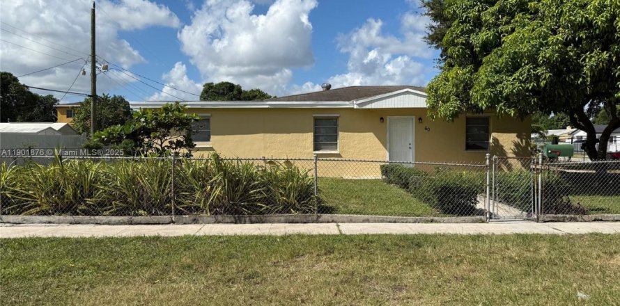 Villa ou maison à Opa-locka, Floride 3 chambres, 111.48 m2 № 1953057