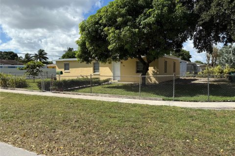 Villa ou maison à vendre à Opa-locka, Floride: 3 chambres, 111.48 m2 № 1953057 - photo 2