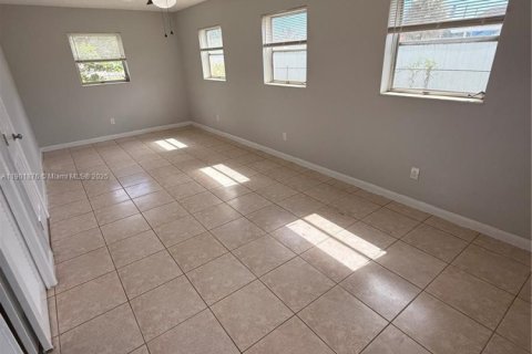 Villa ou maison à vendre à Opa-locka, Floride: 3 chambres, 111.48 m2 № 1953057 - photo 12