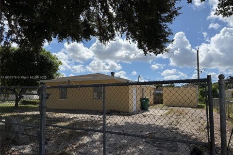 Villa ou maison à vendre à Opa-locka, Floride: 3 chambres, 111.48 m2 № 1953057 - photo 3