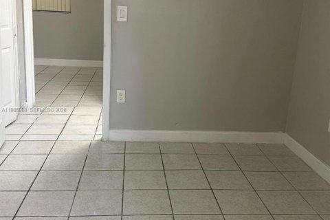 Condominio en alquiler en Miami, Florida, 2 dormitorios, 89.65 m2 № 2027541 - foto 2