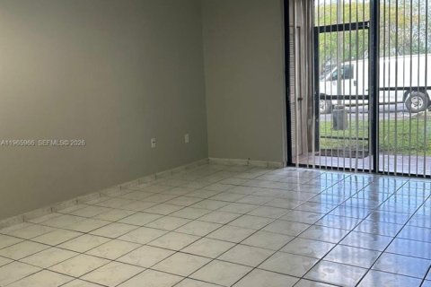 Condominio en alquiler en Miami, Florida, 2 dormitorios, 89.65 m2 № 2027541 - foto 3