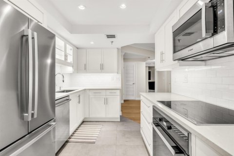 Condo in Hillsboro Beach, Florida, 2 bedrooms  № 2083685 - photo 13