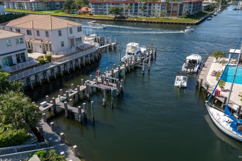 Condo in Hillsboro Beach, Florida, 2 bedrooms  № 2083685 - photo 28