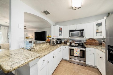 House in Saint Petersburg, Florida 3 bedrooms, 96.43 sq.m. № 1585483 - photo 13