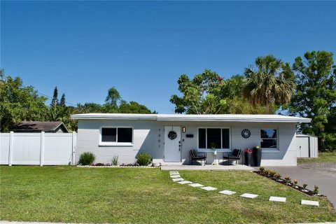 House in Saint Petersburg, Florida 3 bedrooms, 96.43 sq.m. № 1585483 - photo 1