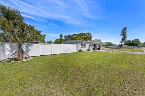House in Saint Petersburg, Florida 3 bedrooms, 96.43 sq.m. № 1585483 - photo 4