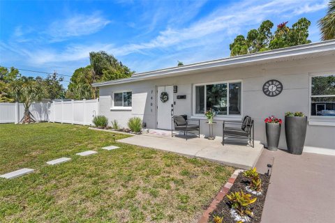 House in Saint Petersburg, Florida 3 bedrooms, 96.43 sq.m. № 1585483 - photo 6