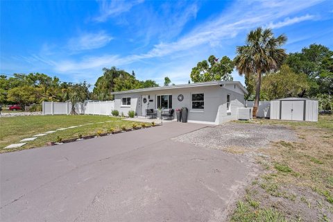 House in Saint Petersburg, Florida 3 bedrooms, 96.43 sq.m. № 1585483 - photo 5