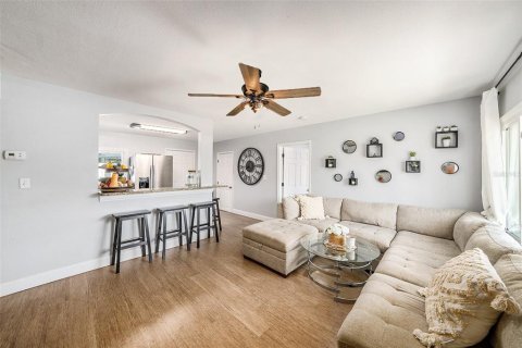 House in Saint Petersburg, Florida 3 bedrooms, 96.43 sq.m. № 1585483 - photo 9