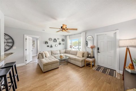 House in Saint Petersburg, Florida 3 bedrooms, 96.43 sq.m. № 1585483 - photo 8