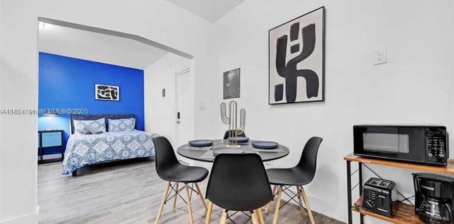 Студия в Майами, Флорида № 1992643