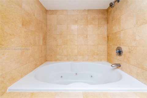 Condominio en alquiler en Hallandale Beach, Florida, 1 dormitorio, 80.92 m2 № 2016961 - foto 17