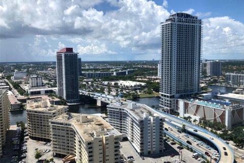 Condominio en alquiler en Hallandale Beach, Florida, 1 dormitorio, 80.92 m2 № 2016961 - foto 10