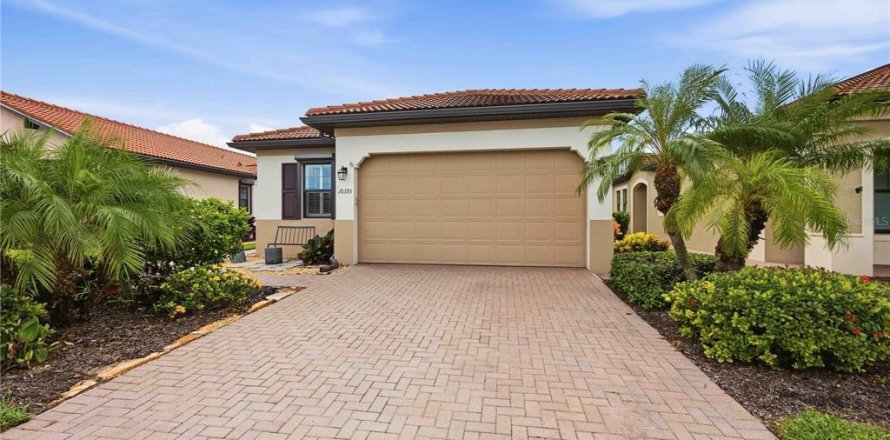 House in Venice, Florida 2 bedrooms, 146.88 sq.m. № 2366597