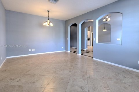 Купить виллу или дом в Ривервью, Флорида 4 спальни, 217.11м2, № 1989150 - фото 11