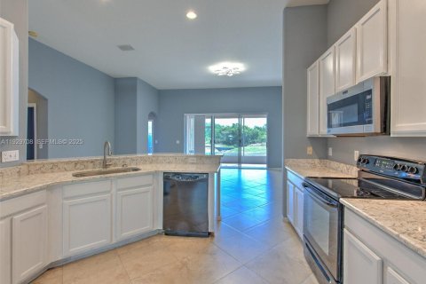 Купить виллу или дом в Ривервью, Флорида 4 спальни, 217.11м2, № 1989150 - фото 20