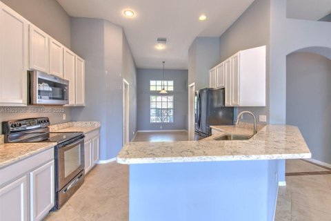 Купить виллу или дом в Ривервью, Флорида 4 спальни, 217.11м2, № 1989150 - фото 19