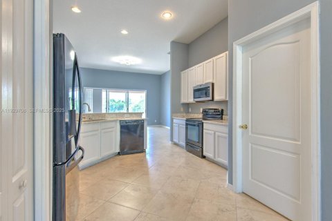 Купить виллу или дом в Ривервью, Флорида 4 спальни, 217.11м2, № 1989150 - фото 22