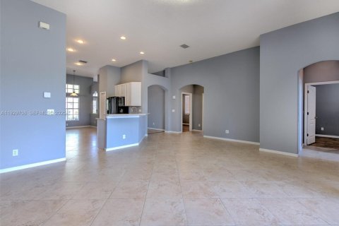 Купить виллу или дом в Ривервью, Флорида 4 спальни, 217.11м2, № 1989150 - фото 17