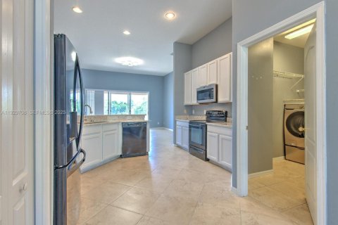 Купить виллу или дом в Ривервью, Флорида 4 спальни, 217.11м2, № 1989150 - фото 23