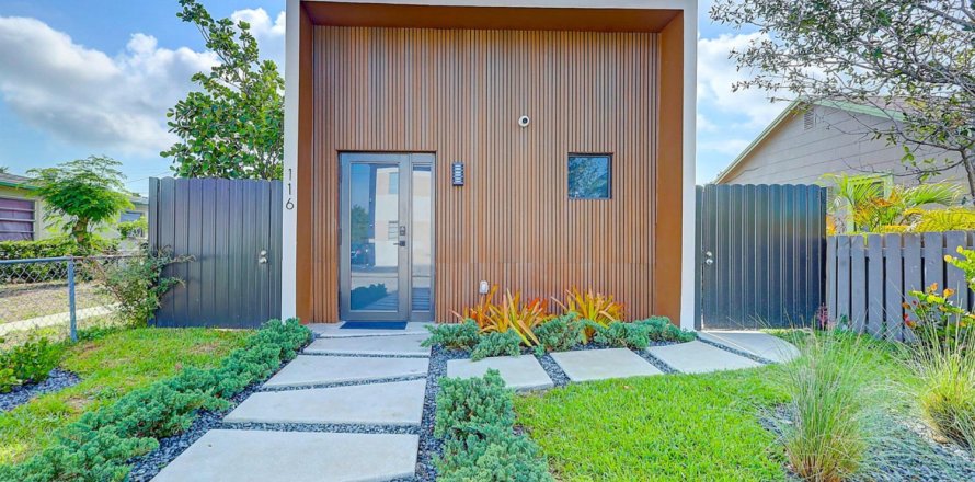 House in Lake Worth, Florida 5 bedrooms, 172.43 sq.m. № 862642