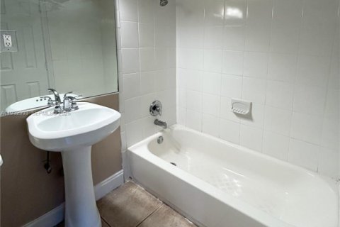 Снять в аренду квартиру в Форт-Лодердейл, Флорида 1 спальня, 46.45м2, № 1991799 - фото 8