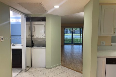Copropriété à vendre à Pembroke Pines, Floride: 2 chambres, 112.13 m2 № 1713982 - photo 25