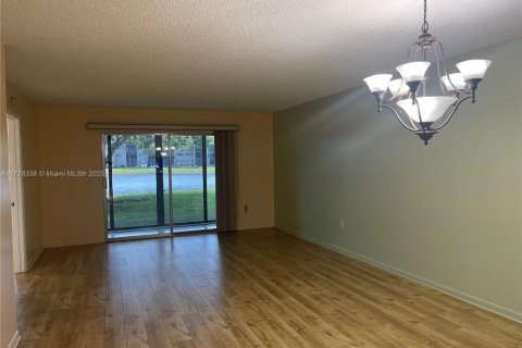 Copropriété à vendre à Pembroke Pines, Floride: 2 chambres, 112.13 m2 № 1713982 - photo 1