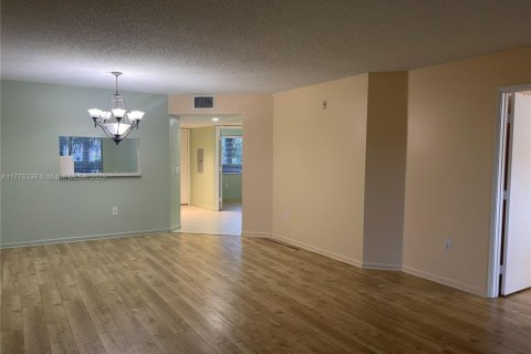 Copropriété à vendre à Pembroke Pines, Floride: 2 chambres, 112.13 m2 № 1713982 - photo 4
