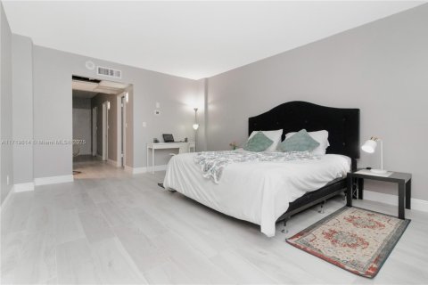 Condo in Sunny Isles Beach, Florida, 2 bedrooms  № 1702390 - photo 7