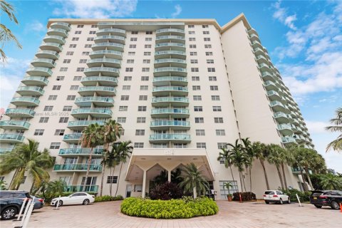 Condo in Sunny Isles Beach, Florida, 2 bedrooms  № 1702390 - photo 18